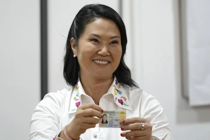 A la cuarta fue la vencida: quién es Keiko Fujimori, la presidenta electa de Perú, y cuáles son sus retos