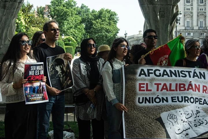 Los derechos humanos ya tal: duras críticas a la UE por recibir a talibanes en Bruselas para hablar de migración