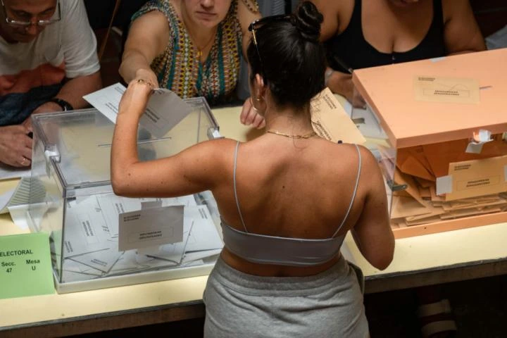 Ellas, de izquierdas y ellos, de derechas: ¿de verdad piensa y vota así la Generación Z?