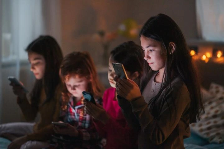 Reino Unido prohibirá las redes sociales a los menores de 16 años "para devolver a los niños su infancia": "Los gigantes tecnológicos fracasaron"