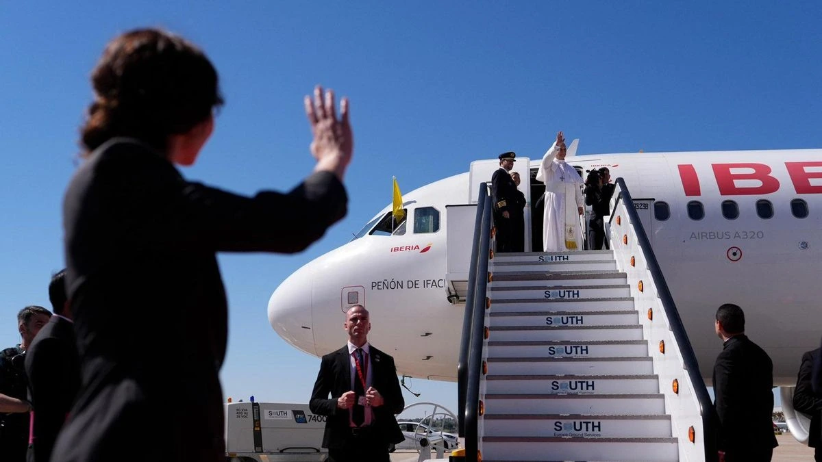 La 'paz vaticana' del PP en su guerra contra el Gobierno dura lo que la visita de León XIV a Madrid