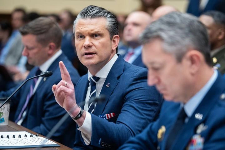 Hegseth compara el desembarco de Normandía con la llegada de inmigrantes a las costas de España