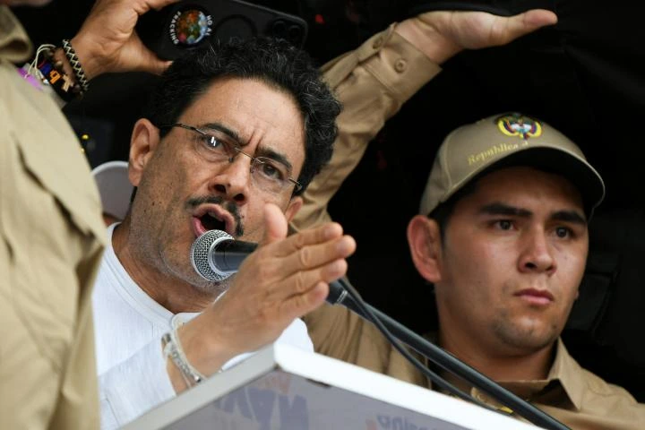 Cepeda acusa a De la Espriella de preparar un autoatentado para la segunda vuelta de las colombianas