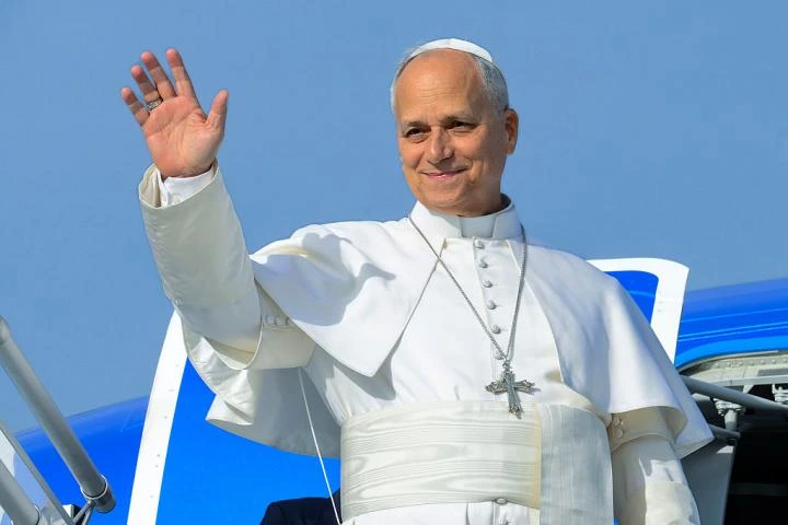 El Papa, a bordo del avión a España: "Los abusos son una llaga todavía abierta"