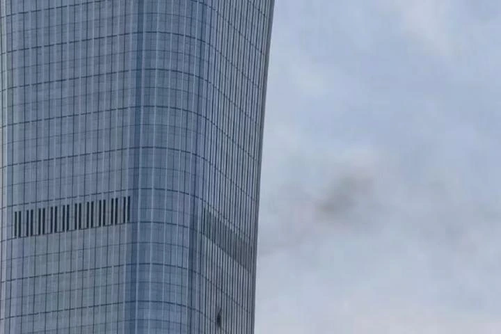 Se estrella una avioneta contra el edificio más alto de Pekín: las autoridades chinas no han informado de víctimas