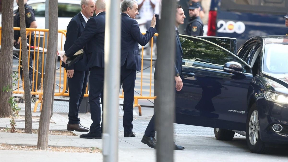 La Fiscalía pide al juez que retire el pasaporte a Zapatero, que comparezca cada 15 días y no salga de España sin autorización