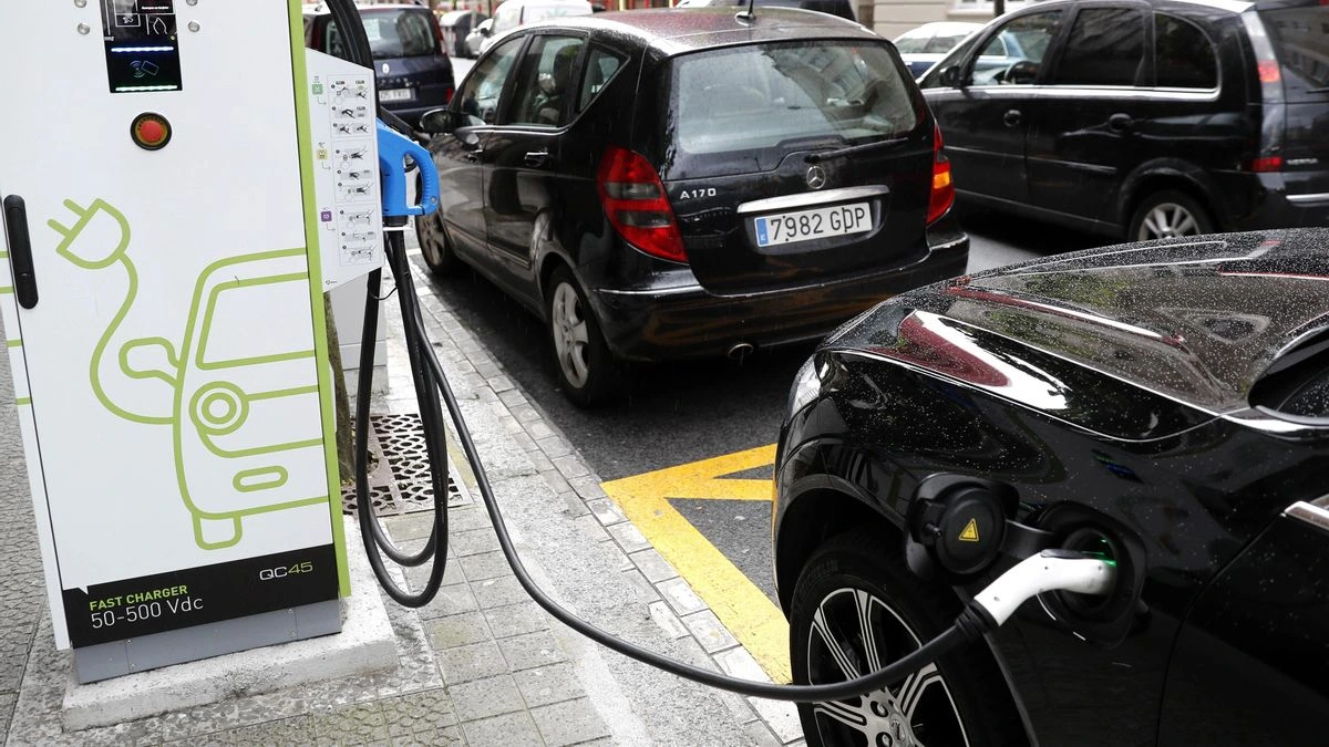 El PP europeo maniobra de nuevo para que los coches puedan contaminar más y provoca un cisma en la UE