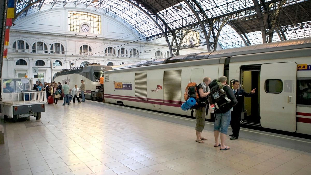 Descuentos del 90% en buses y trenes de media distancia y 50% en Alta Velocidad: claves del plan Verano Joven