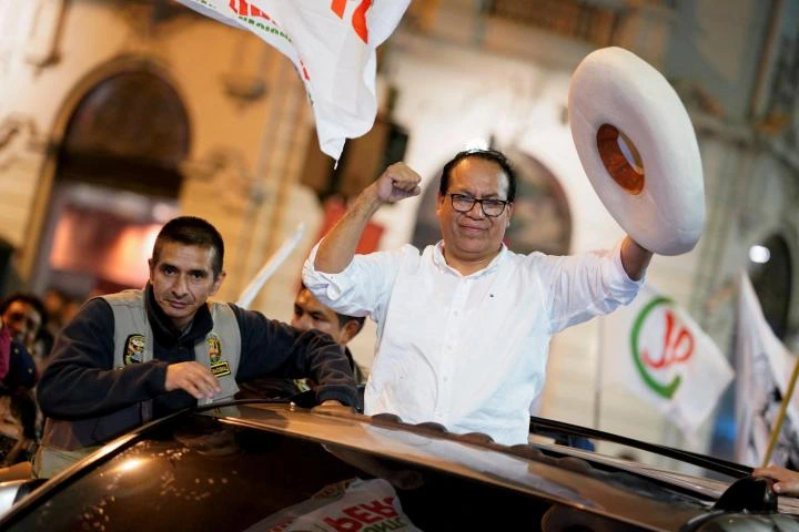 Sánchez consolida el vuelco en Perú: por encima de Fujimori a la espera del voto exterior