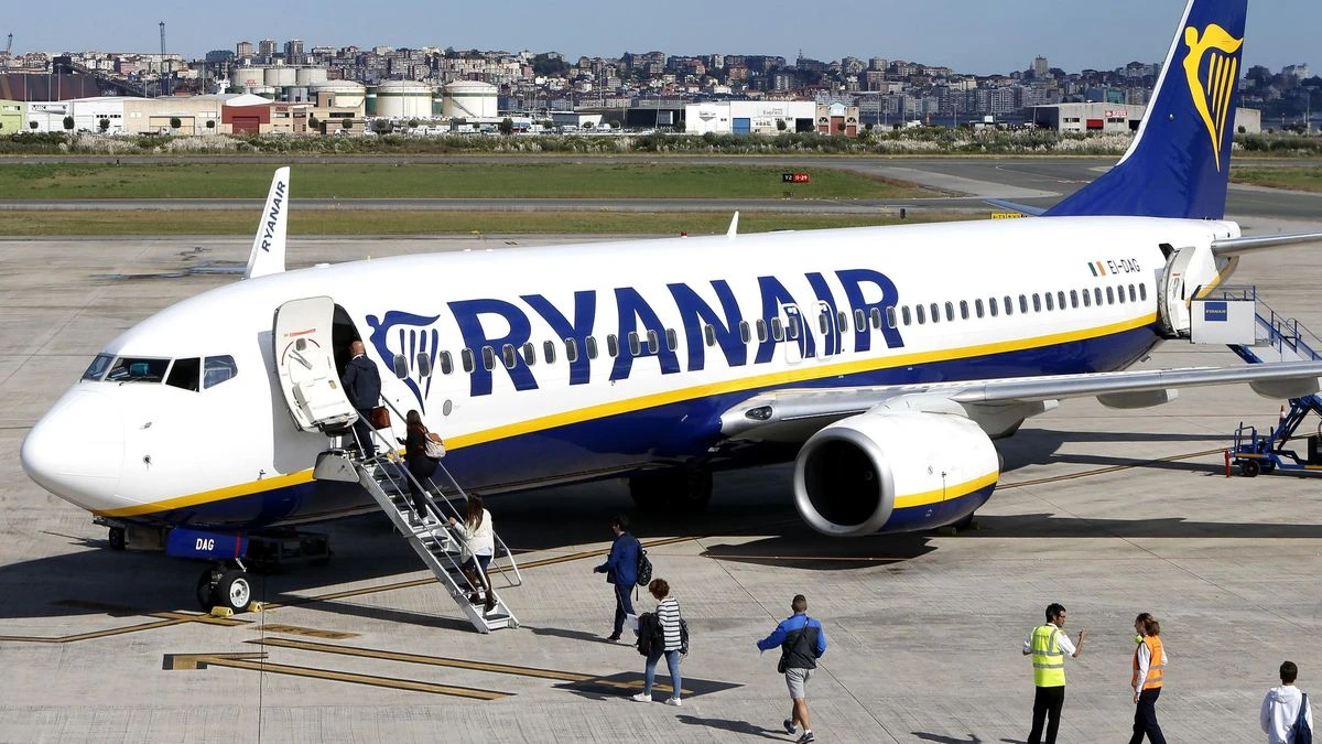 Ryanair, investigada por cobrar a los padres por sentarse junto a sus hijos
