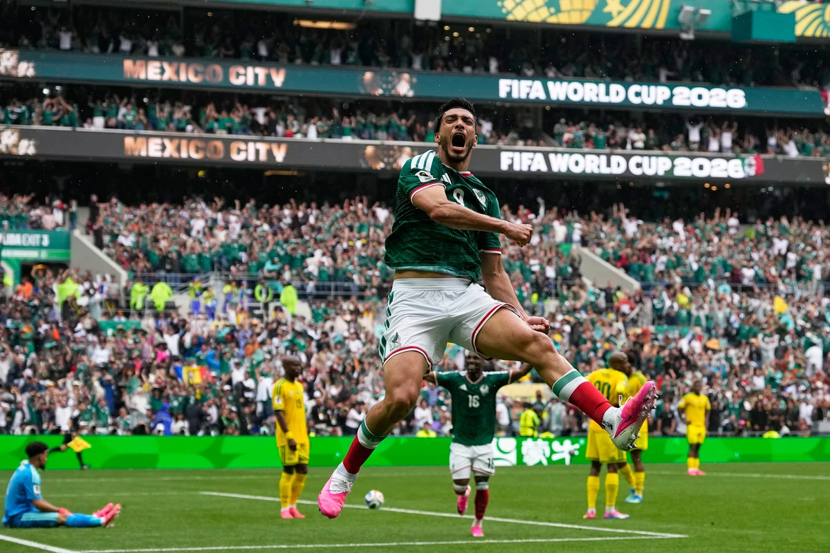 Un debut soñado para México que acabó con tres rojas y el Azteca cantando 'El Rey'