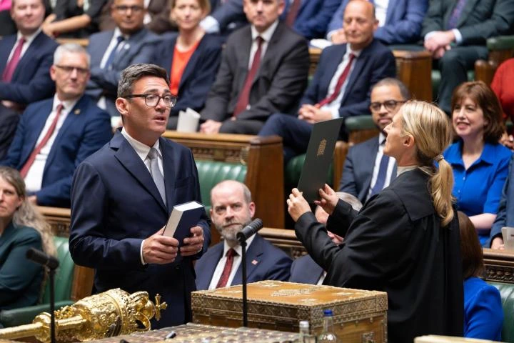 Andy Burnham ya es diputado y se afianza para suceder a Starmer: ¿pero quién es?