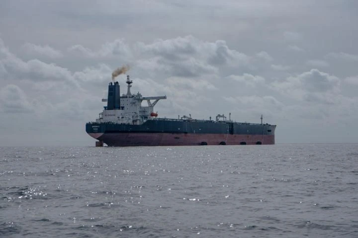 Un buque de guerra ruso lanza disparos contra un barco del Reino Unido en el canal de la Mancha