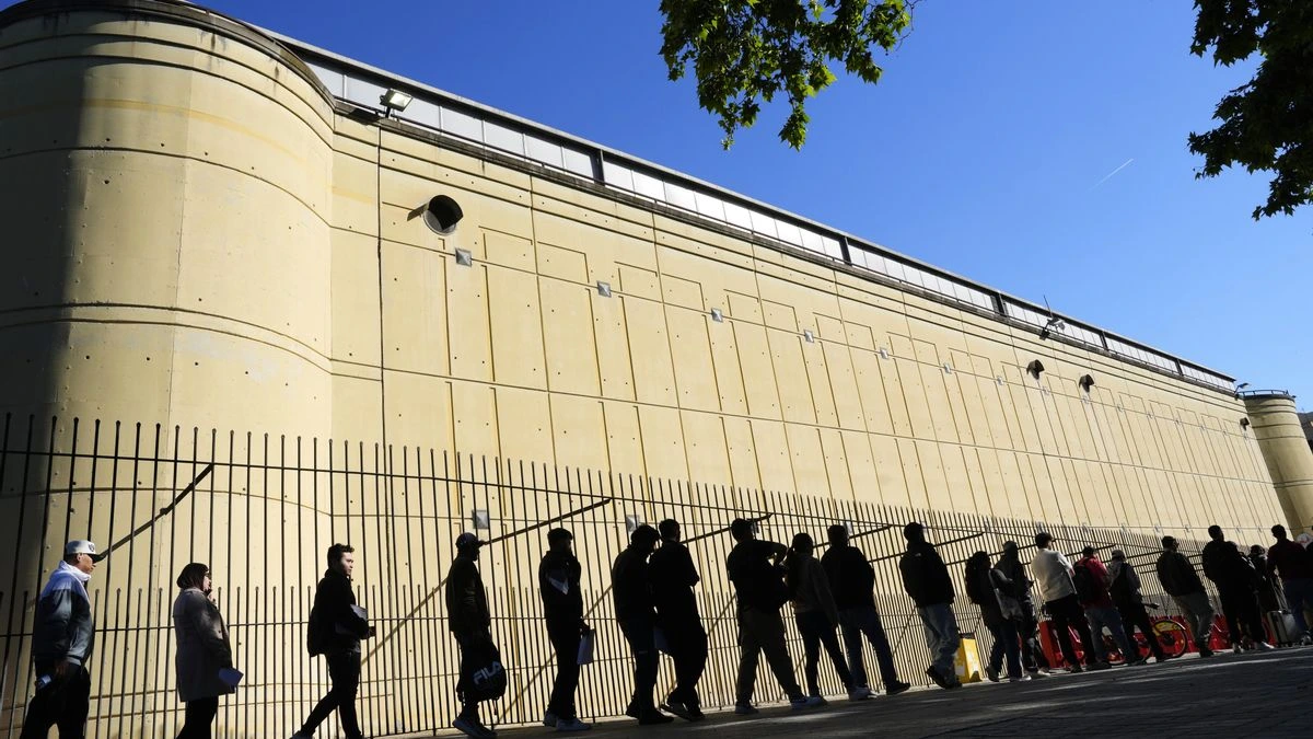 El Supremo considera que la regularización de migrantes podría chocar con la norma europea