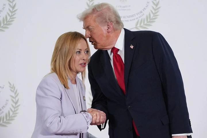 Guerra fría entre Trump y Meloni: él dice que se fotografió con ella "por pena" y la primera ministra contesta que Italia "no suplica"