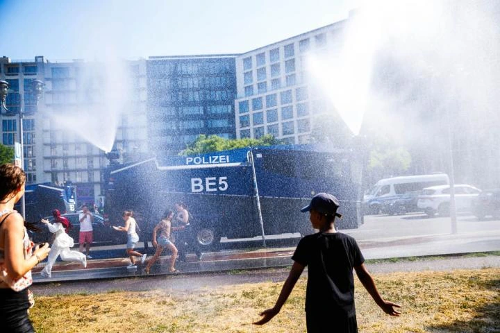 Cañones de agua contra el calor, no contra manifestantes: Berlín cambia las normas y saca a la calle los vehículos antidisturbios para refrescar a sus vecinos en plena ola de 41ºC