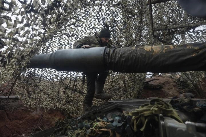 Las fábricas de armas ucranianas se reparten en hasta 15 sedes para sobrevivir a los drones rusos: "Es muy difícil hasta dormir; no sabes cuándo va a llegar el ataque"