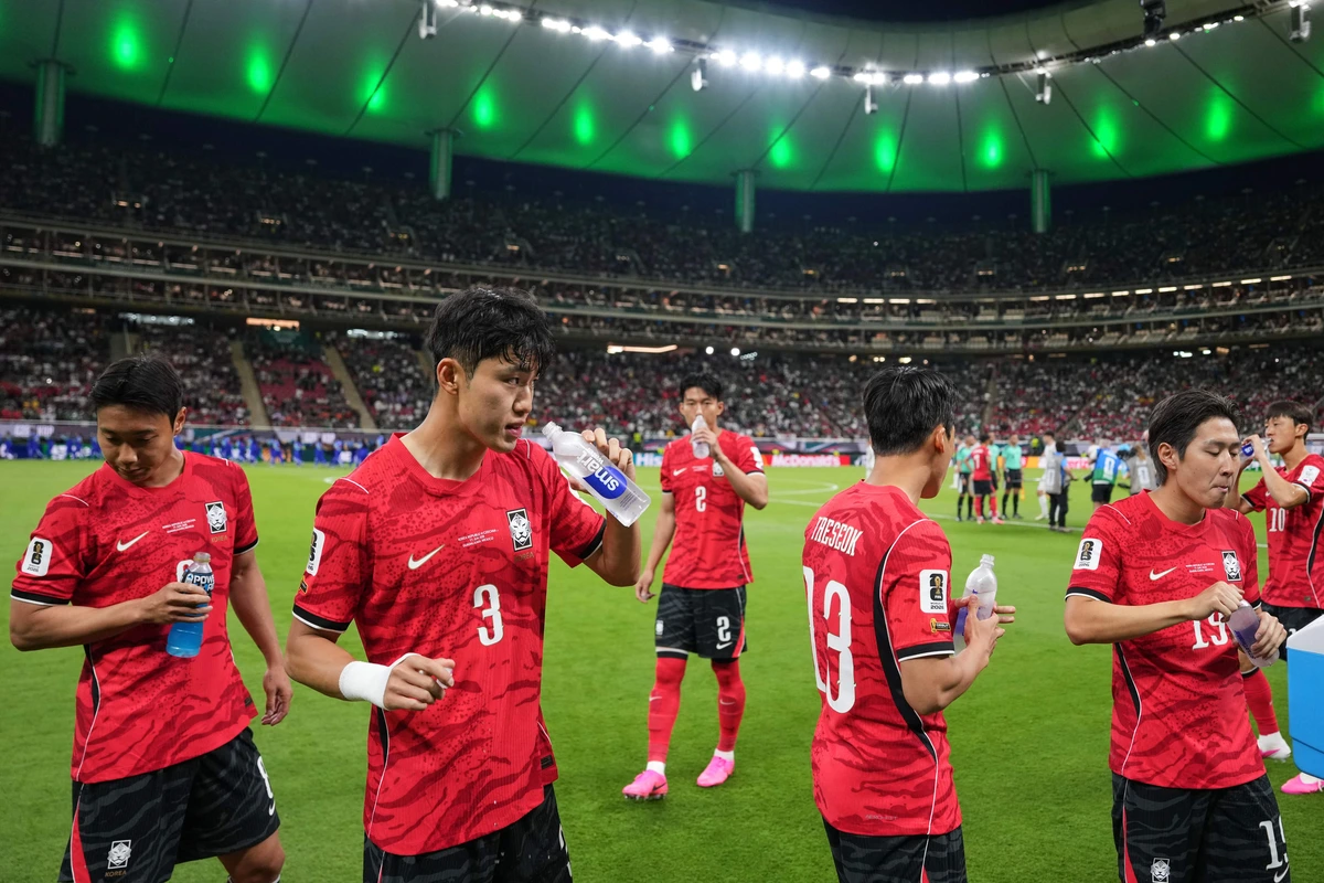 Pausas publicitarias de hidratación, cuatro cuartos y espectáculos musicales: la 'americanización' total del fútbol