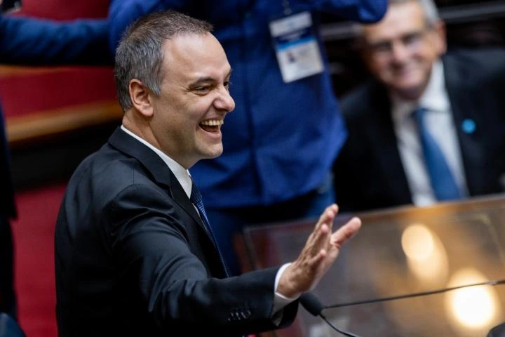 Sí, la excusa del jefe de gabinete de Milei para justificar gastos parece un episodio de 'The Big Bang Theory'