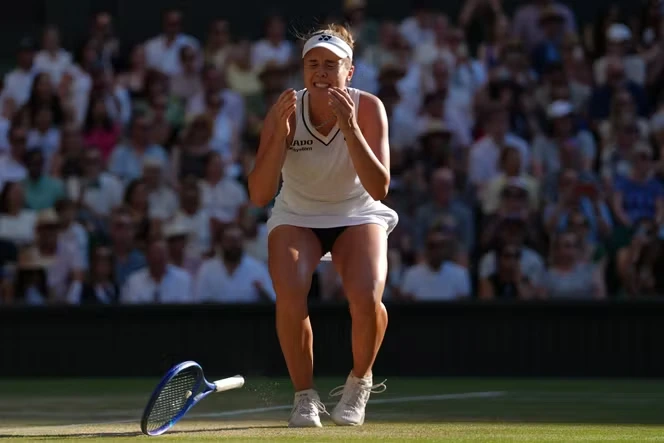 Wimbledon 2026 : Linda Noskova remporte une finale riche en rebondissements et s’adjuge son premier titre en Grand Chelem