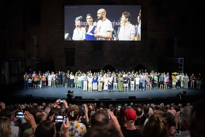 Au Festival d’Avignon, des artistes en appellent à Emmanuel Macron : « Les coupes budgétaires nous obligent à crier, tant il y a urgence »