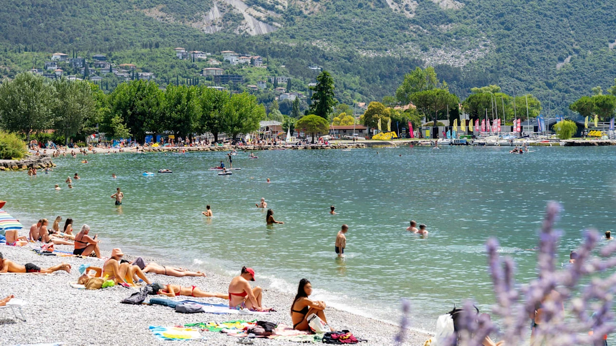 Beliebter Urlaubsort am Gardasee verbietet Fußballspielen am Strand
