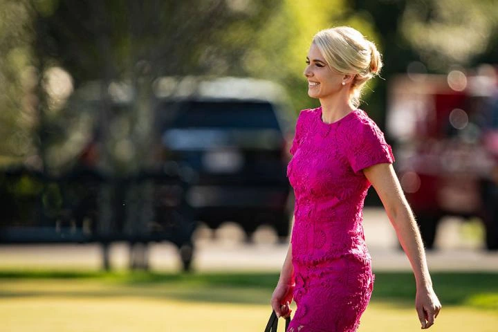 Quién es Natalie Harp, la influyente y misteriosa asistente en la sombra de Trump