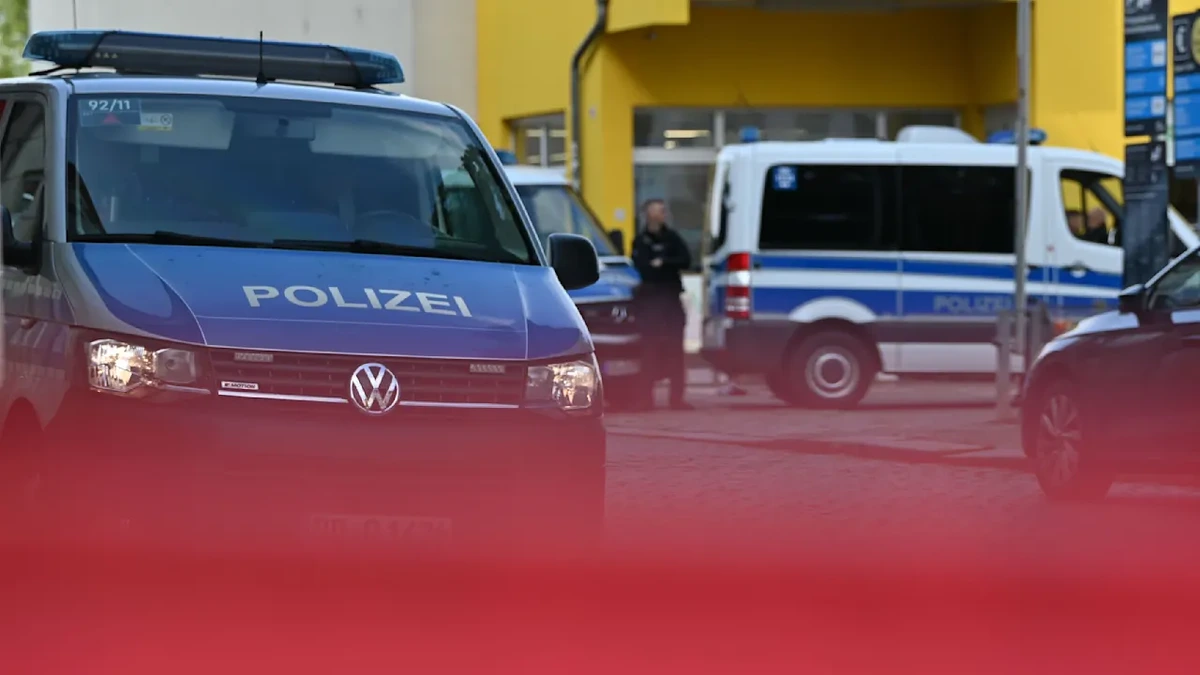 Verdächtiger verletzt: Polizei schießt auf bewaffneten Mann vor Supermarkt