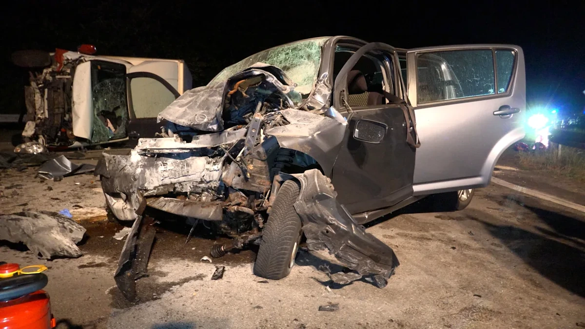 Auto kracht frontal in Kleintransporter: Mann stirbt bei Kreuzungs-Crash