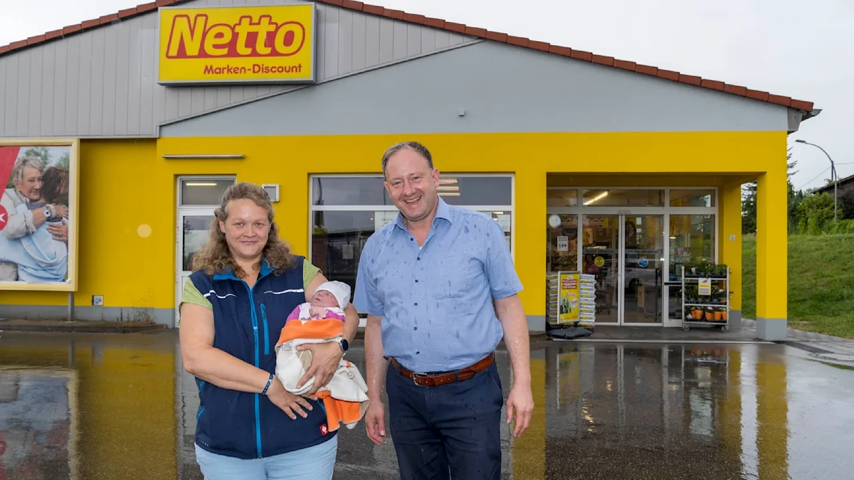 Bayern: Frau bringt Baby auf Netto-Parkplatz zur Welt