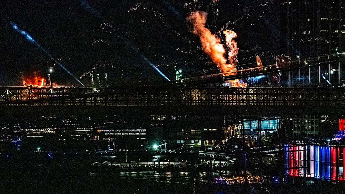 Dieses Feuer war nicht Teil der Show: Plötzlich brennt die Brooklyn Bridge