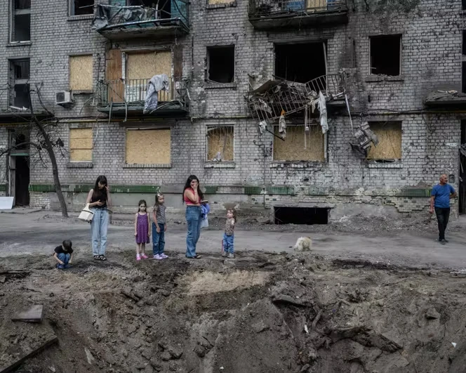 Guerre en Ukraine : à Kiev, où la Russie multiplie les attaques meurtrières, des nuits en sous-sol et sur les chaînes Telegram