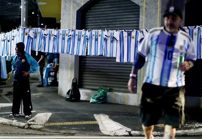 « On n’aurait pas vu ça il y a une quinzaine d’années » : au Brésil, l’engouement inattendu pour le rival argentin et Lionel Messi à la Coupe du monde 2026