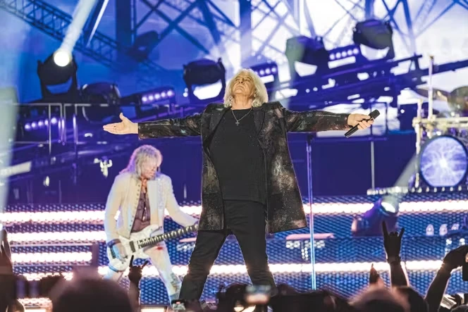 A l’Accor Arena, Def Leppard assure le spectacle avec son hard rock rétrofuturiste
