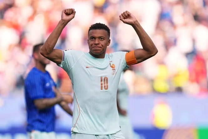 Avec son 8ᵉ but, Kylian Mbappé poursuit son duel à distance avec Lionel Messi à la Coupe du monde 2026