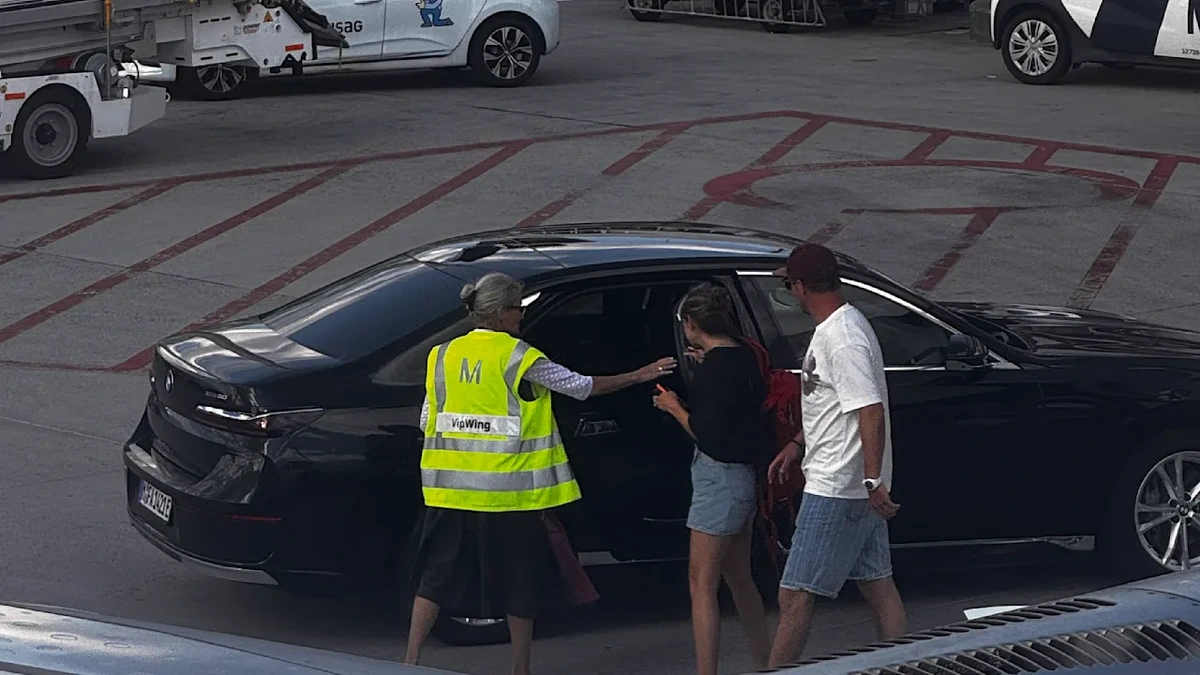 Nagelsmann und seine Lena! Aus dem Touri-Flieger in den VIP-Shuttle!