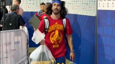 Spanien-Star Cucurella trug WM-Pokal in einer Mülltüte aus dem Stadion