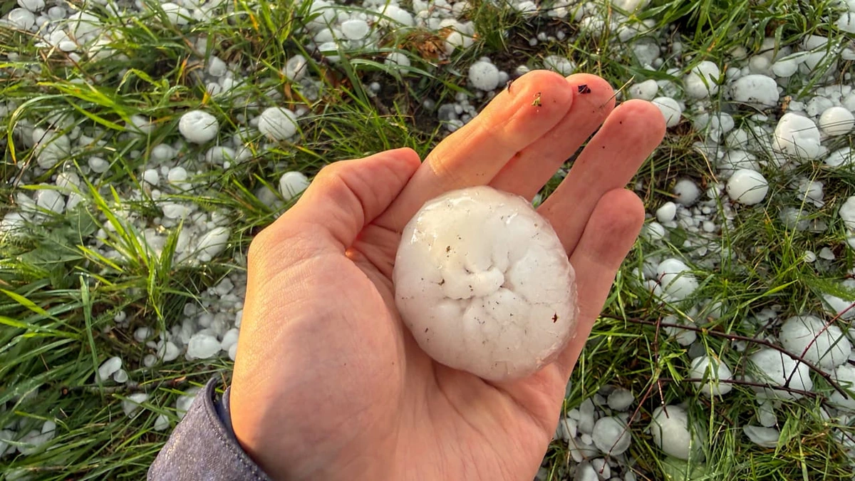 Schwere Unwetter: Autos und Dächer kaputt! Hagel groß wie Golfbälle