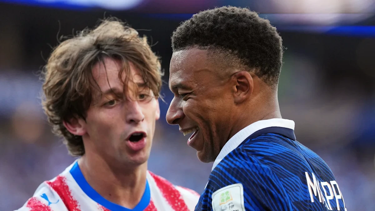 WM 2026: Kylian Mbappé lacht beim WM-Schlacht Gegenspieler aus