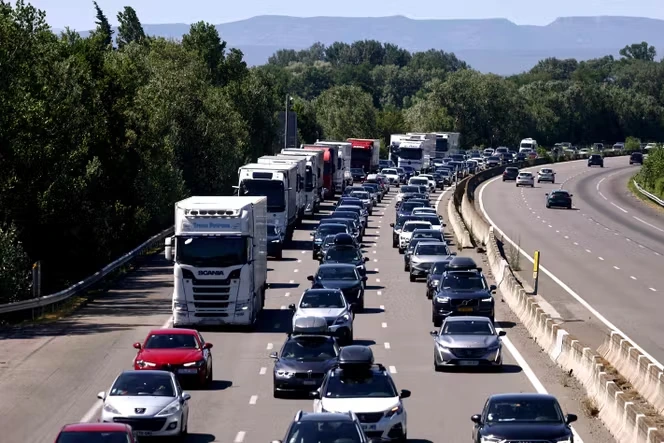 Départs en vacances : plus de 900 kilomètres de bouchons recensés à midi ; la journée de samedi classée noire, sur fond de canicule