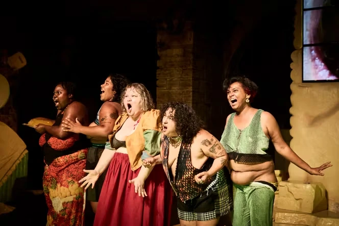 Festival d’Avignon : « La Parabole du seum », une plongée dans le capharnaüm artistique de Rébecca Chaillon