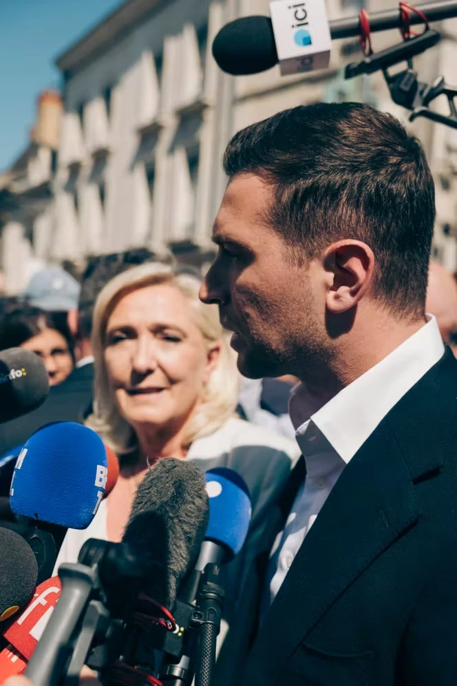 Jordan Bardella tend la main à « l’électorat historique de la droite » dans un premier entretien à la presse depuis la condamnation de Marine Le Pen