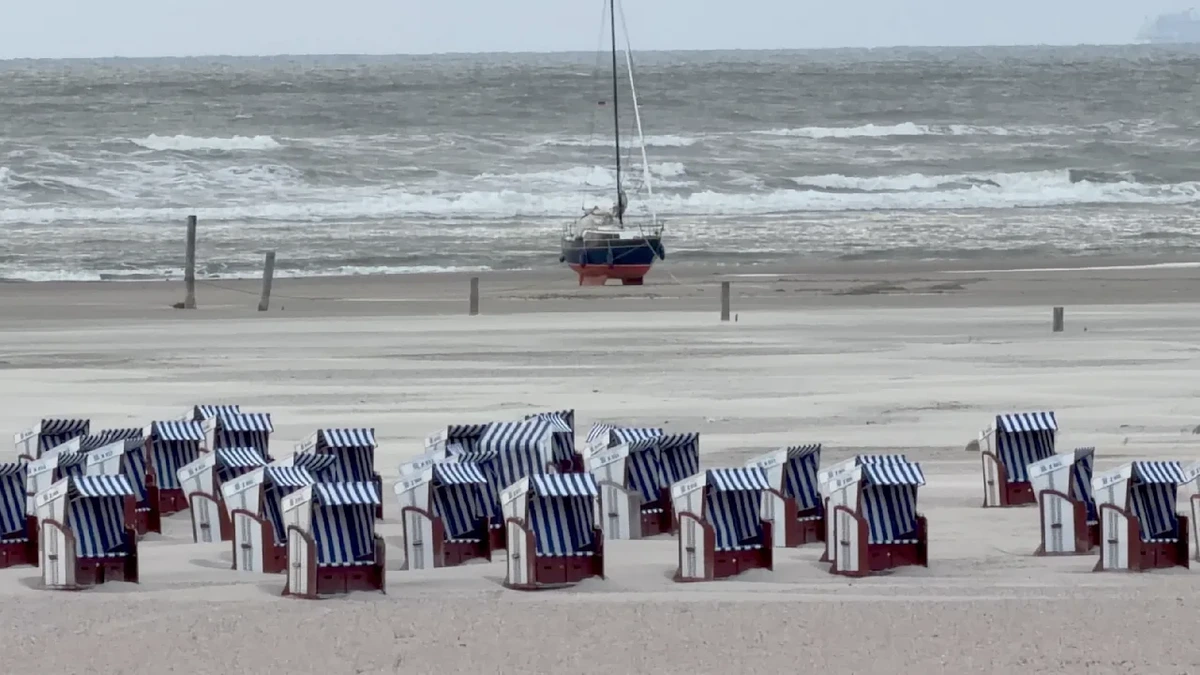 Sturm vor Norderney: Segelschiff vor Strandkörben angespült