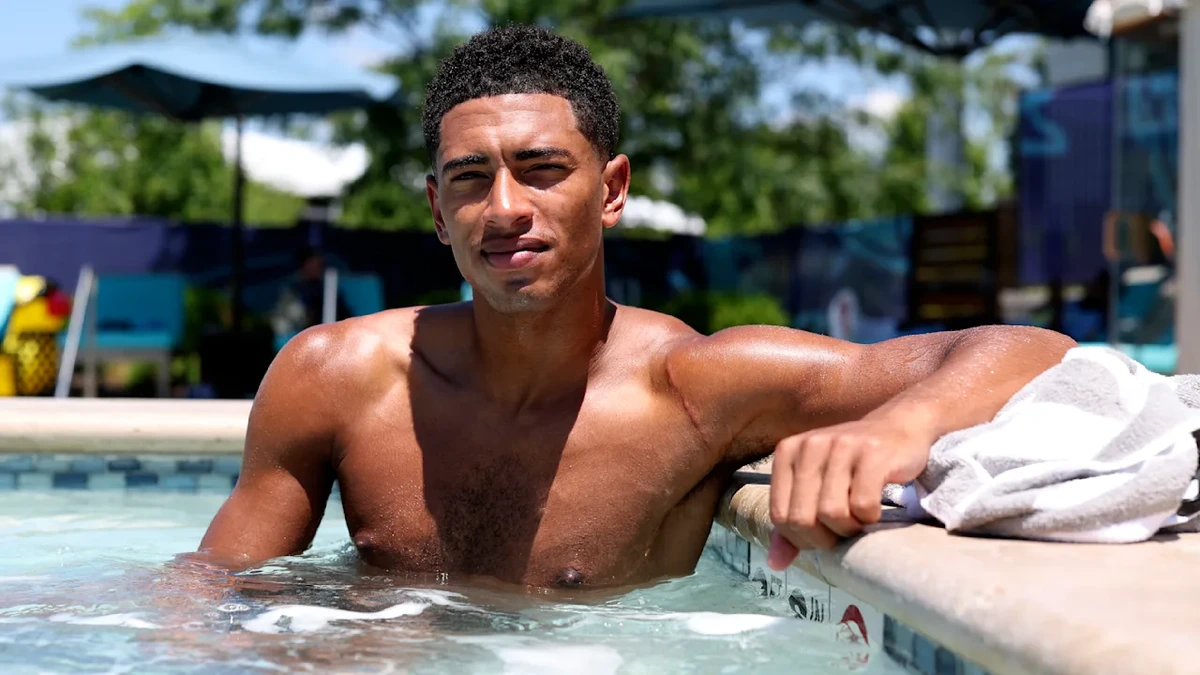 Englische Stars um Jude Bellingham genießen WM-Auszeit am Pool