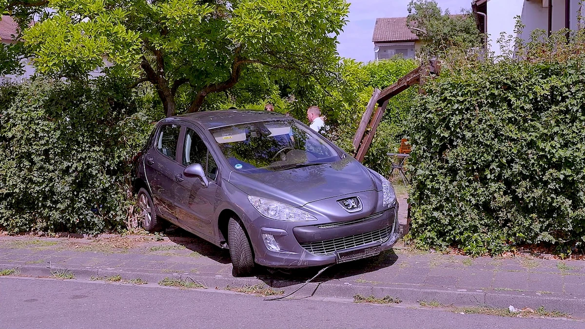 Unfall in Ludwigshafen: Auto kracht durch Hecke und tötet Frau in ihrem Garten