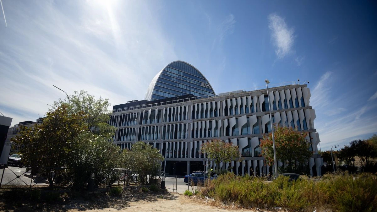 BBVA recorta al 1,96% su histórica participación en Telefónica, que superaba el 5%