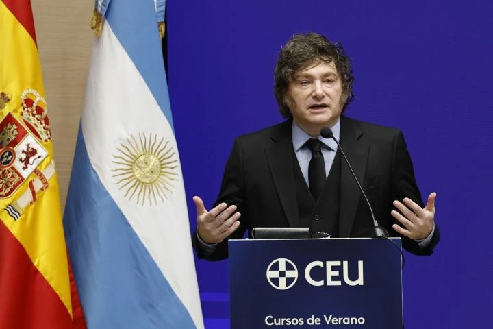 Nuevo varapalo para Javier Milei: un juez prohíbe salir de Argentina a su exjefe de Gabinete