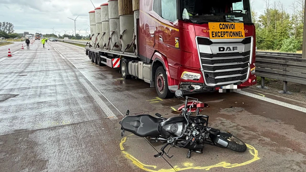 Tödlicher Unfall auf A24: Fahrschülerin (16) stürzt mit Motorrad