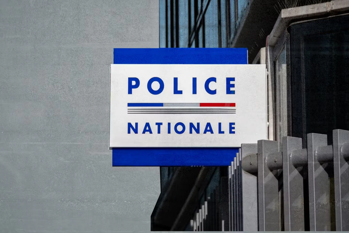 Mort d’un homme de 78 ans dans un commissariat à Paris : l’autopsie « ne relève aucune lésion de prise, de maintien ni de défense », annonce le parquet
