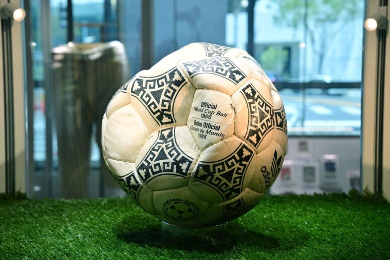 All'asta negli Usa il pallone della 'mano di Dio' di Maradona, stimato 10 milioni